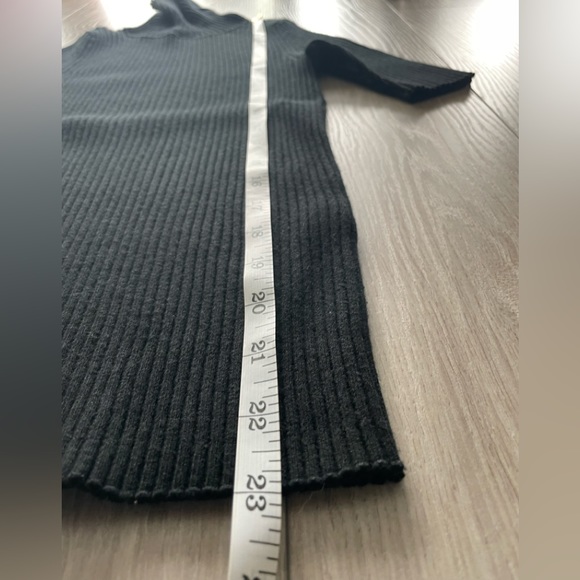 Banana Republic Ribbed Turtleneck Sweater, Short sleeve, Black, XS - Picture 5 of 8